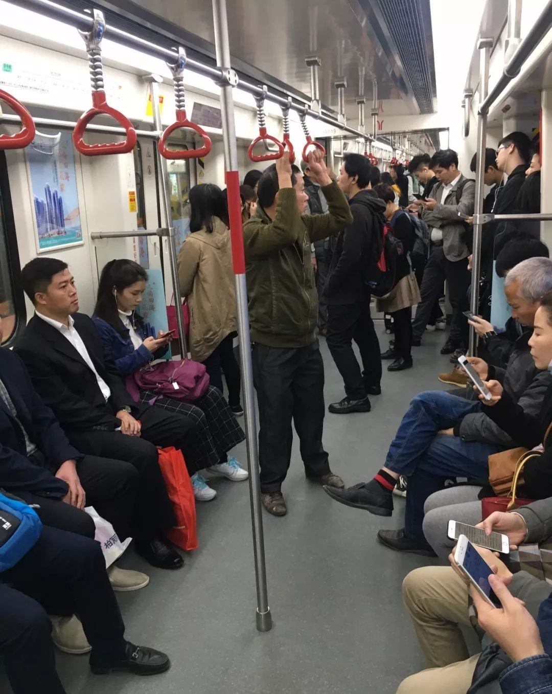 上海地铁9号线率先试行无座车厢 应对大客流提升通勤效率