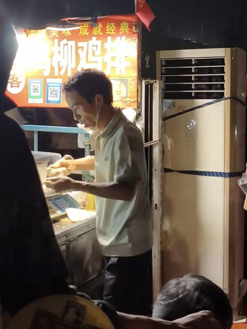 鸡排哥爆火一年后，当镜头移开，街角的烟火气里藏着答案