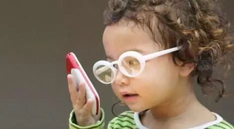 5岁女童沉迷手机变斗鸡眼！医生提醒，别让屏幕偷走孩子的眼睛