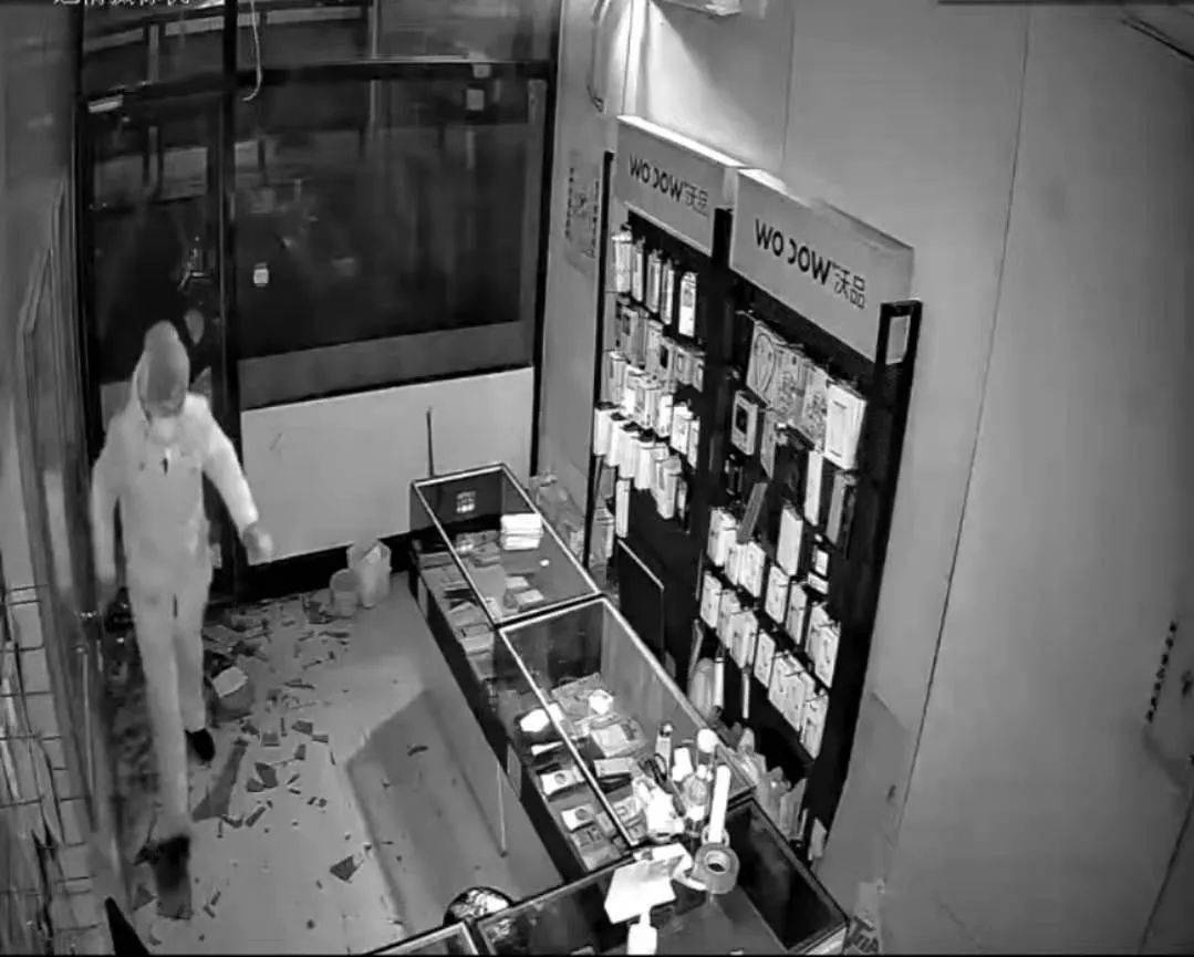凌晨惊魂！三名男子砸窗盗窃手机店，30小时后落网