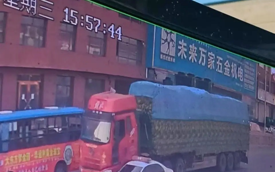 河南回应大货车货物遭哄抢，零容忍！法治利剑高悬，公德底线不容触碰