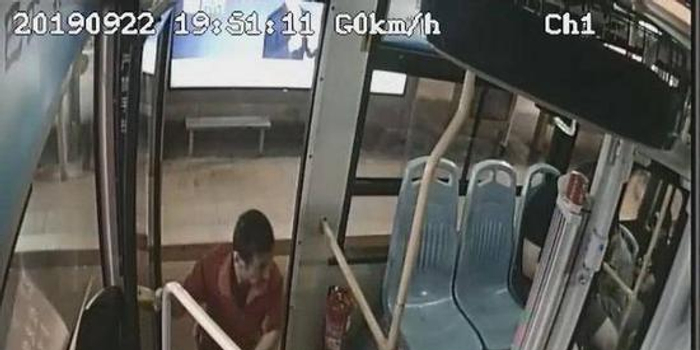 红衣长跪拦公交，爬行叩问为哪般？