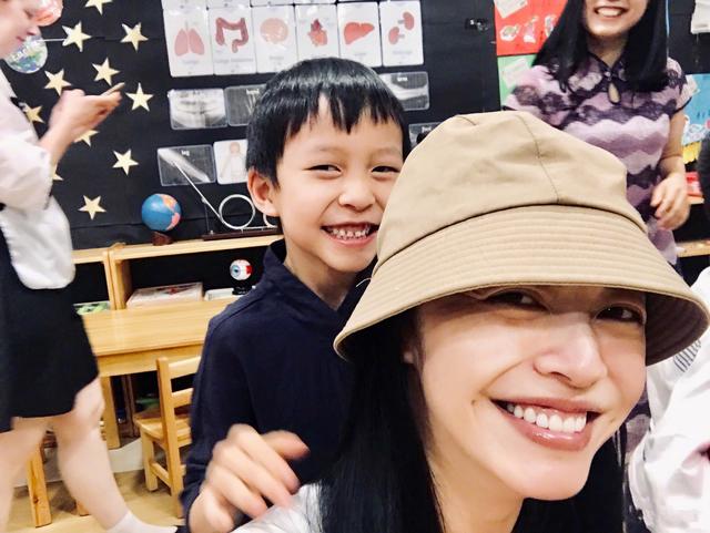 姚晨带儿子打卡即将消失的机位，时光的告别与成长的初见