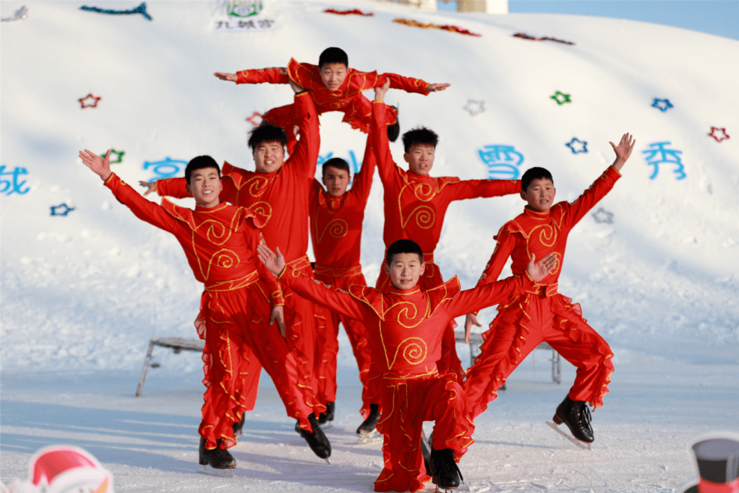 冰上高跷舞者，哈体院学子以高跷冰鞋演绎冰雪新韵