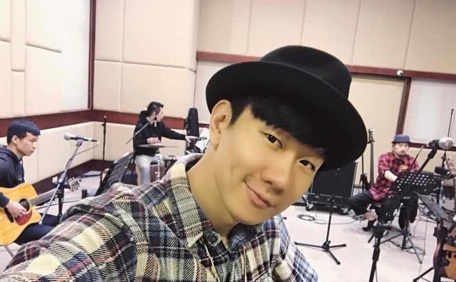 林俊杰恋爱时间线曝光！网友扒细节引猜测，他是不是已经悄悄领证了？