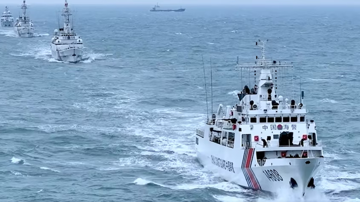 中国女海警铿锵喊话台舰船，请用中文交流，这是中国的海！