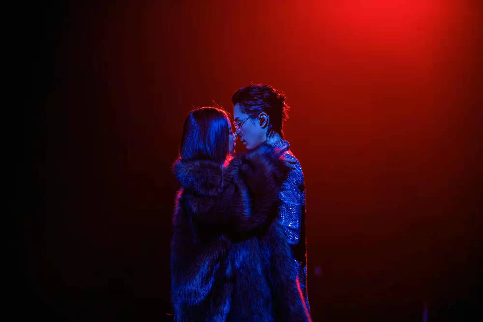 跨年晚会秀恩爱霸屏引争议，真情甜蜜还是表演过剩？观众吵翻背后藏着什么？