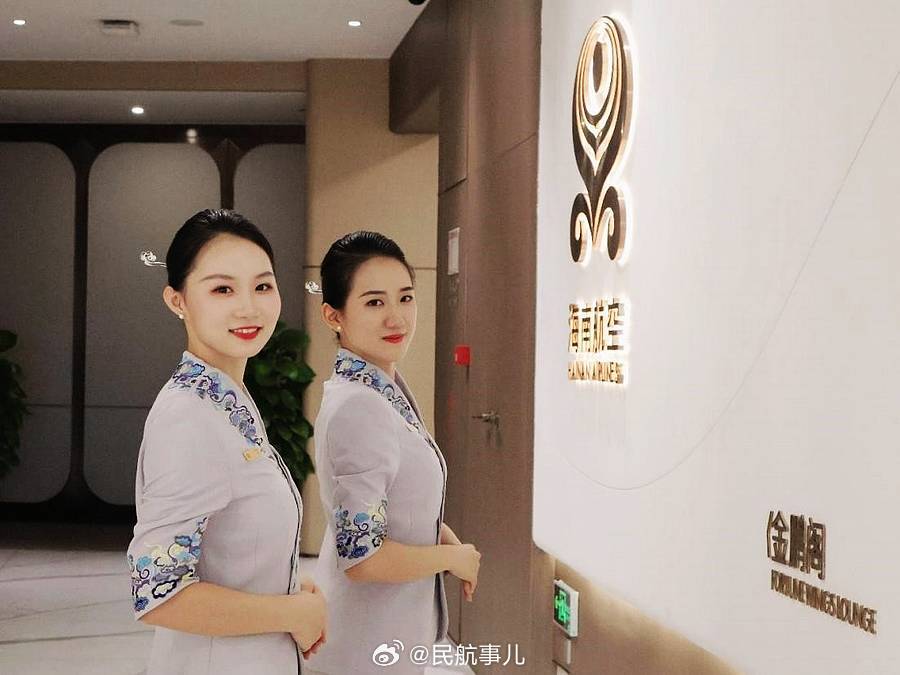 海航空姐统一佩戴长发簪引热议，安全与规范的边界何在？