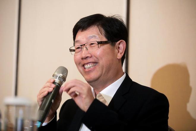 富士康刘扬伟6年转型棋局，AI服务器收入反超iPhone，制造业巨头的二次创业