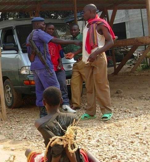 网红非洲绑架同胞被抓记，流量狂飙后的法槌与巴掌