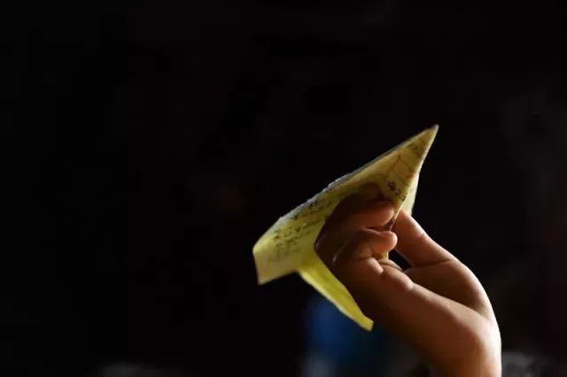 纸飞机飞出98.43米！上海男生破世界纪录，这架纸飞机藏着怎样的飞行密码？