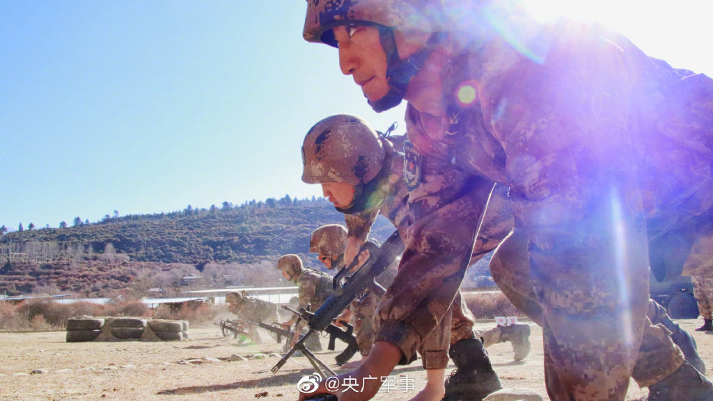 东部战区发布实弹射击画面集锦，铁甲砺刃震长空，实战化训练彰显强军担当